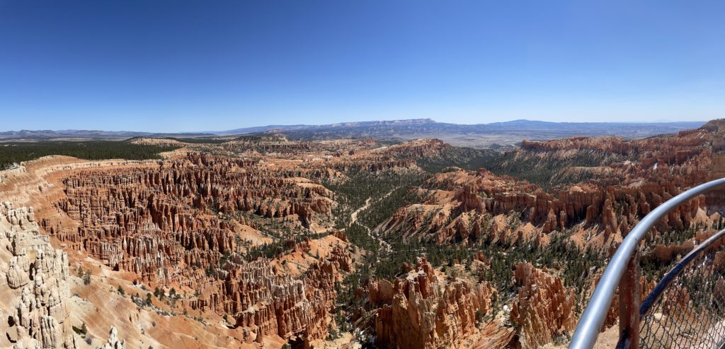 wide shot of bryce canyon